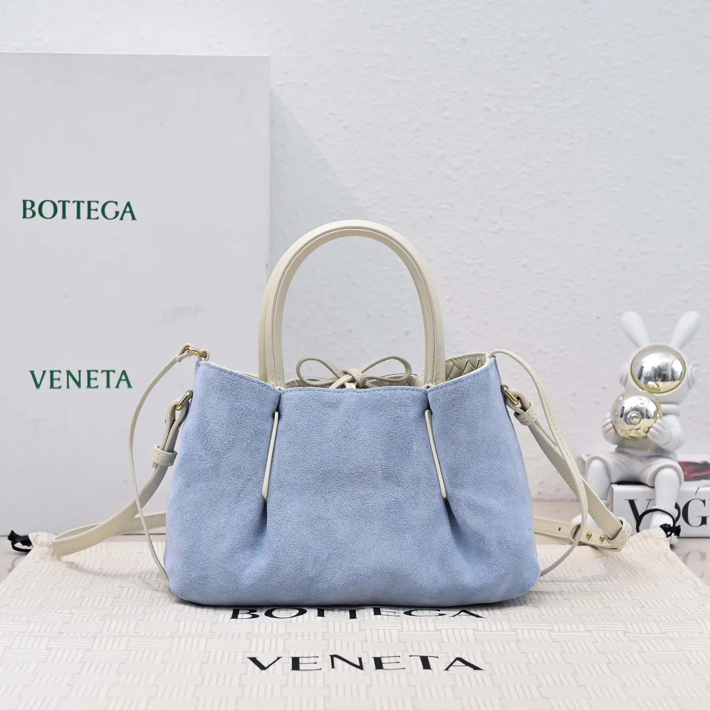 Batch 1760 BOTTEGA VENETA 2025 new product pinacoteca has super soft leather, and the weaving function, practicality and relaxed fashion sense have not fallen behind❤️‍🔥Amway has given sisters a must-have bag when going out. The size of the bag also accurately meets the commuting needs of urban beauties. It can accommodate mobile phones, keys, lipstick, powder, sunscreen, shopping bags...all of it! ! ! 🔥The capacity should not be underestimated~ It does not choose people, clothes, or occasions. With its majestic curved outline, exquisite woven texture, delicate edges and rounded handles, this woven vegetable basket bag truly achieves the goal of "dressing up and being fashionable without getting in the way"~ Are you interested in Jimei? Style number: 9004 Size: 24*15*12cm